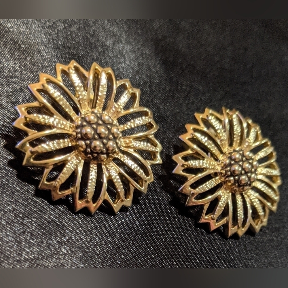 Sarah Coventry Large Vintage Gold Tone Sunflower Clip On Earrings 1 1/4" - Picture 2 of 4